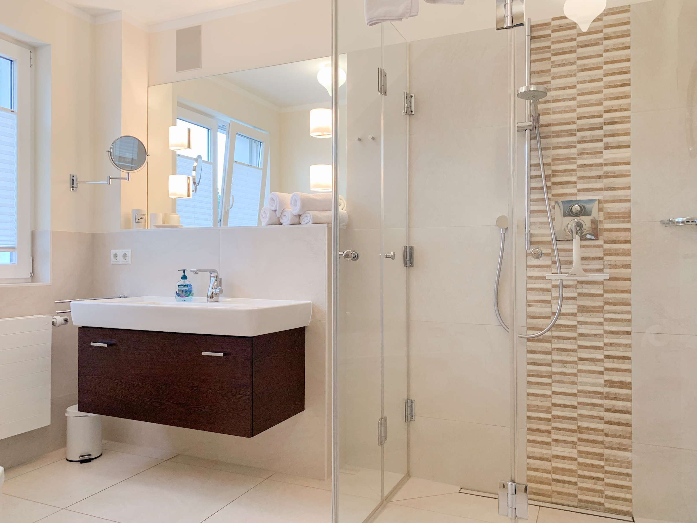Badezimmer mit Whirlwanne und Dusche